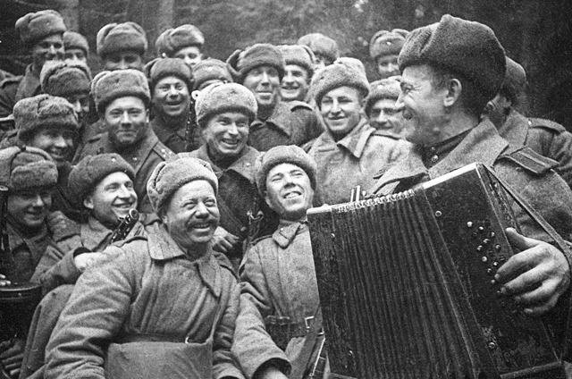 Các chiến sĩ Hồng quân Liên Xô ăn mừng sau chiến thắng Xta-lin-grat